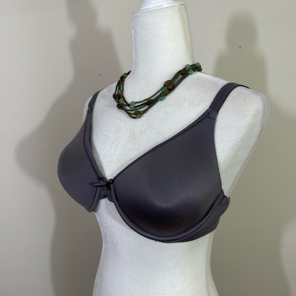 Maidenform sz 38C bra in a  gray. T shirt style   Nice smooth finish - Picture 1 of 9
